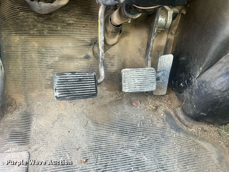 image for item MO9288 2001 International  4700 flatbed truck