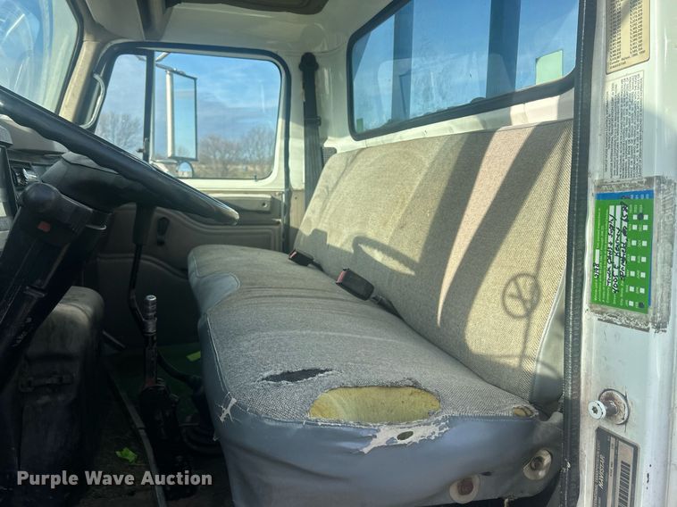 image for item MO9288 2001 International  4700 flatbed truck