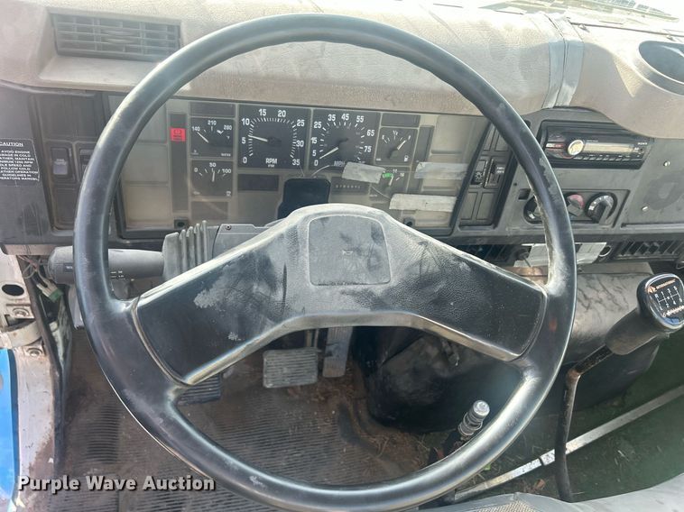 image for item MO9288 2001 International  4700 flatbed truck