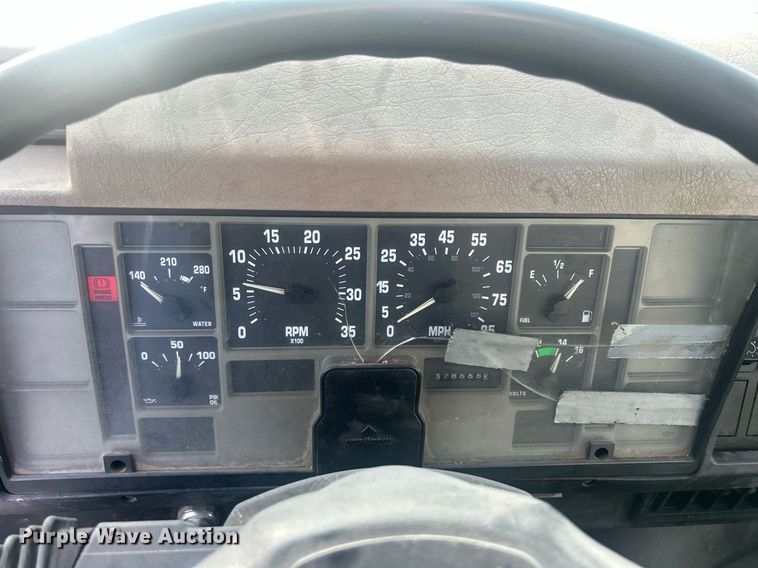 image for item MO9288 2001 International  4700 flatbed truck