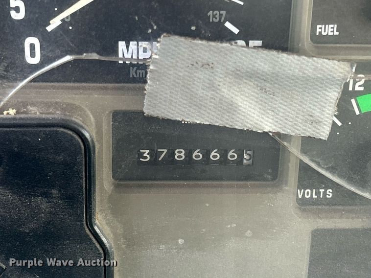 image for item MO9288 2001 International  4700 flatbed truck