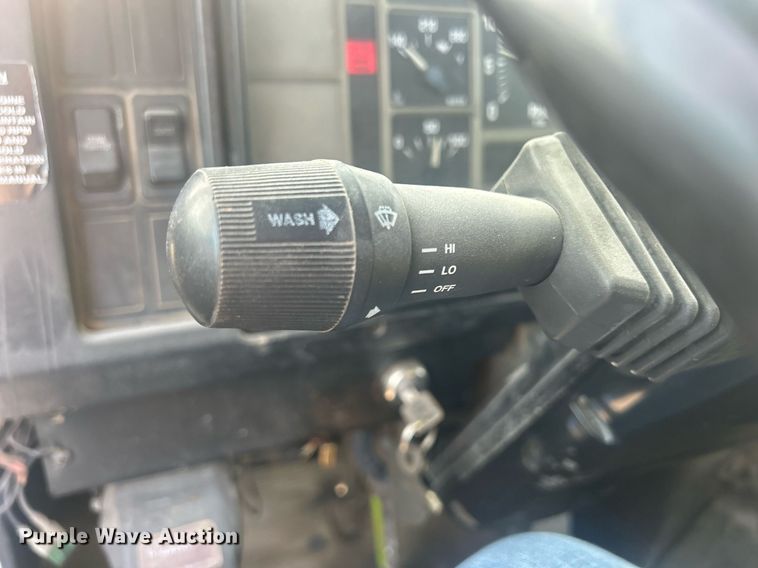 image for item MO9288 2001 International  4700 flatbed truck