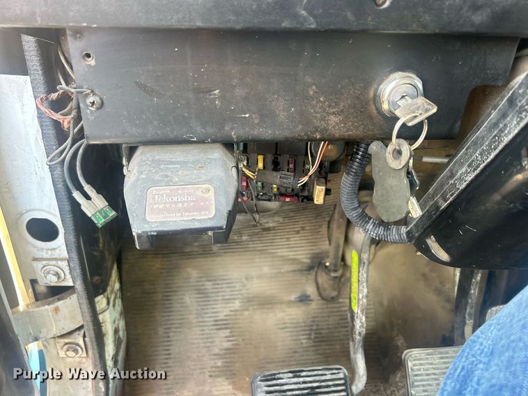 image for item MO9288 2001 International  4700 flatbed truck