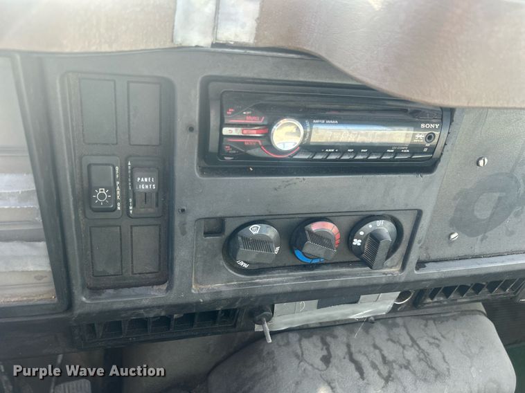 image for item MO9288 2001 International  4700 flatbed truck