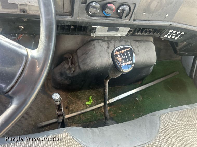 image for item MO9288 2001 International  4700 flatbed truck