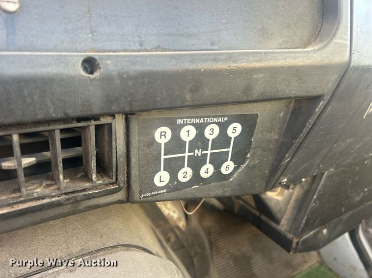 image for item MO9288 2001 International  4700 flatbed truck