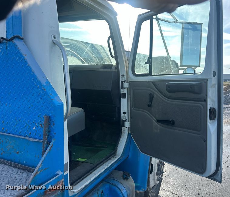 image for item MO9288 2001 International  4700 flatbed truck