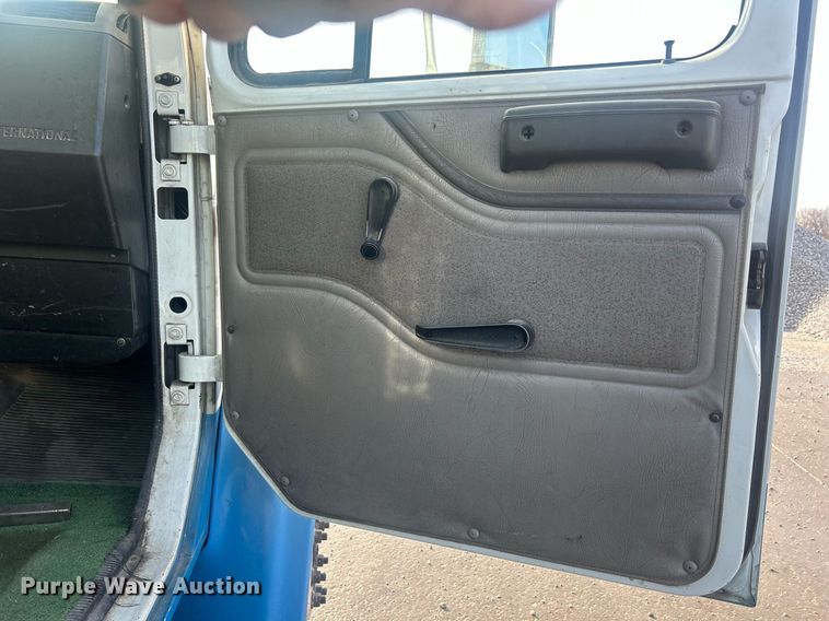 image for item MO9288 2001 International  4700 flatbed truck