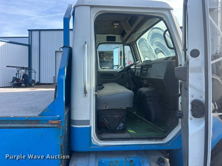 image for item MO9288 2001 International  4700 flatbed truck