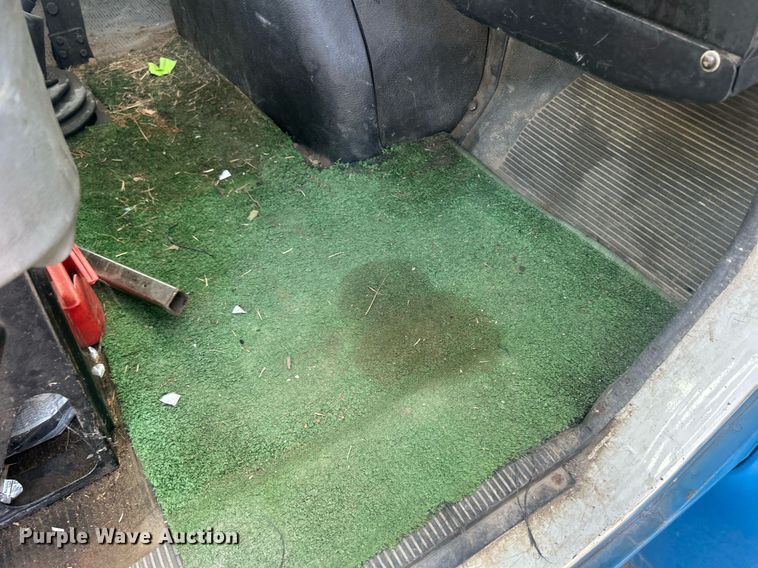 image for item MO9288 2001 International  4700 flatbed truck