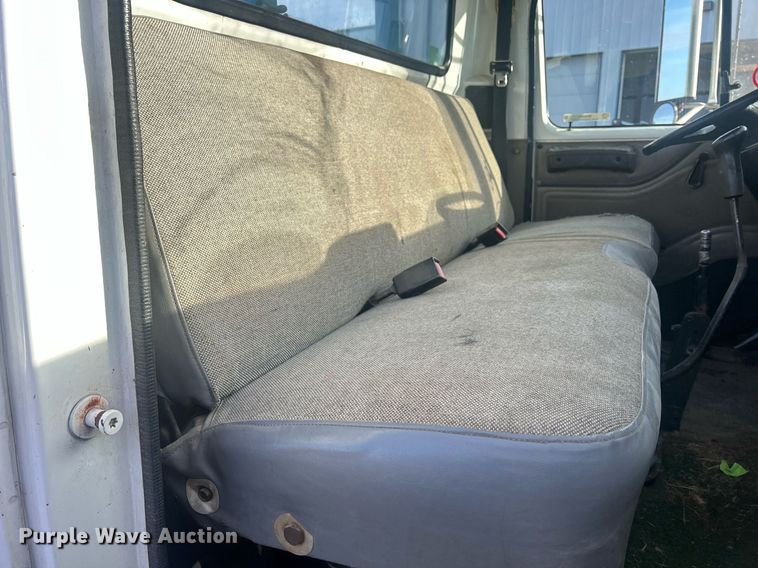 image for item MO9288 2001 International  4700 flatbed truck