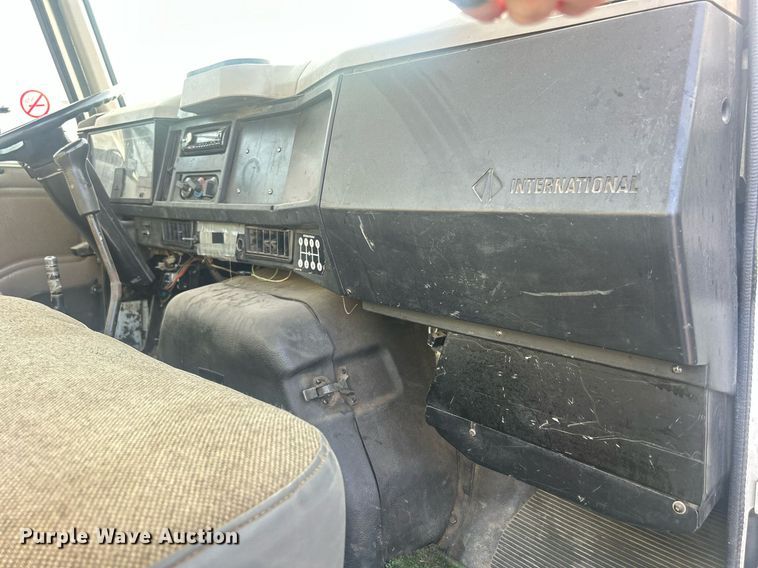 image for item MO9288 2001 International  4700 flatbed truck