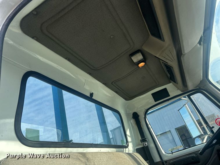 image for item MO9288 2001 International  4700 flatbed truck