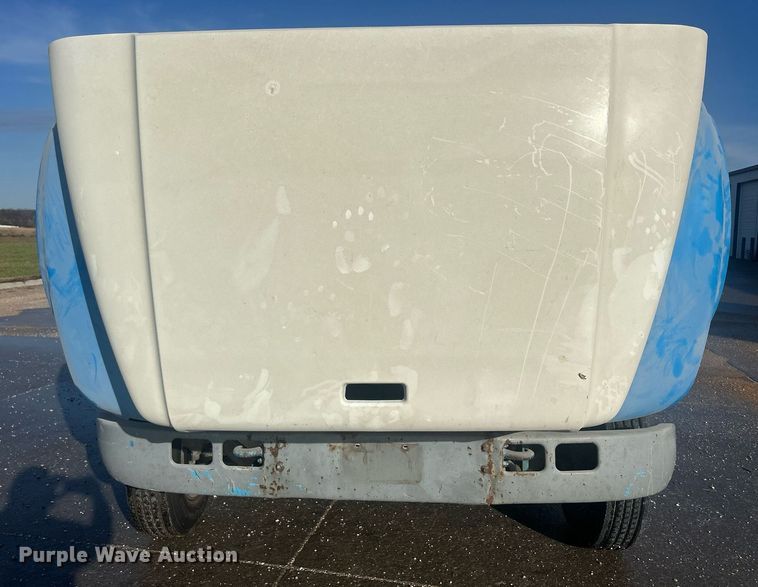 image for item MO9288 2001 International  4700 flatbed truck