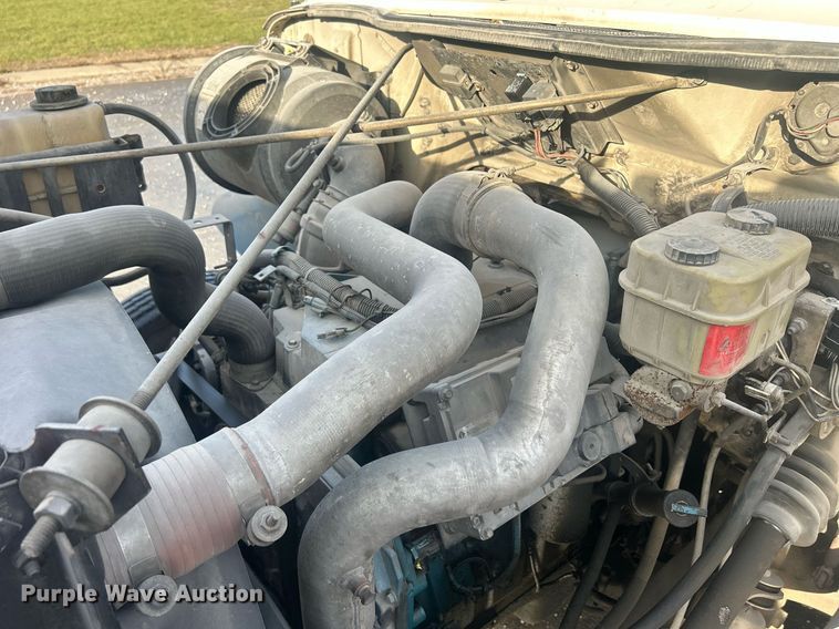 image for item MO9288 2001 International  4700 flatbed truck