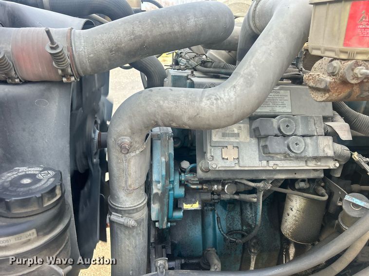 image for item MO9288 2001 International  4700 flatbed truck