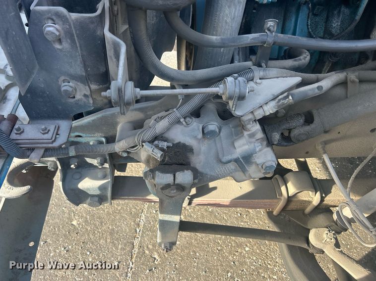 image for item MO9288 2001 International  4700 flatbed truck