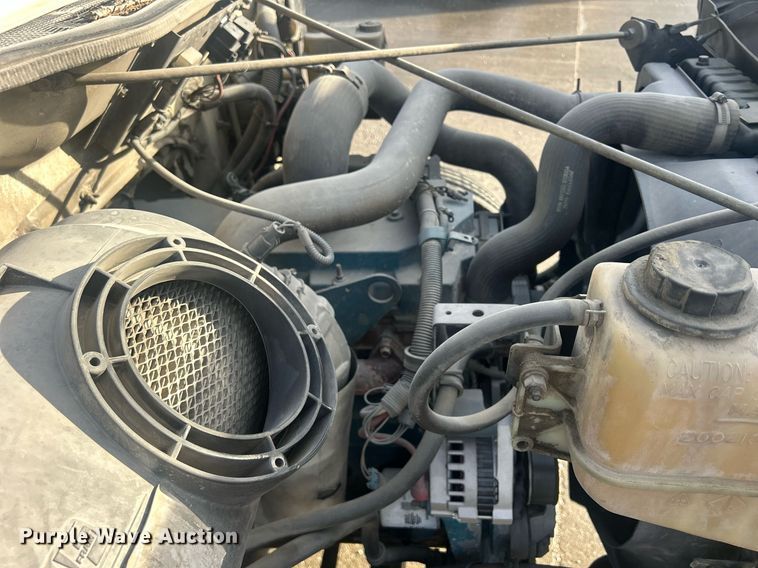 image for item MO9288 2001 International  4700 flatbed truck