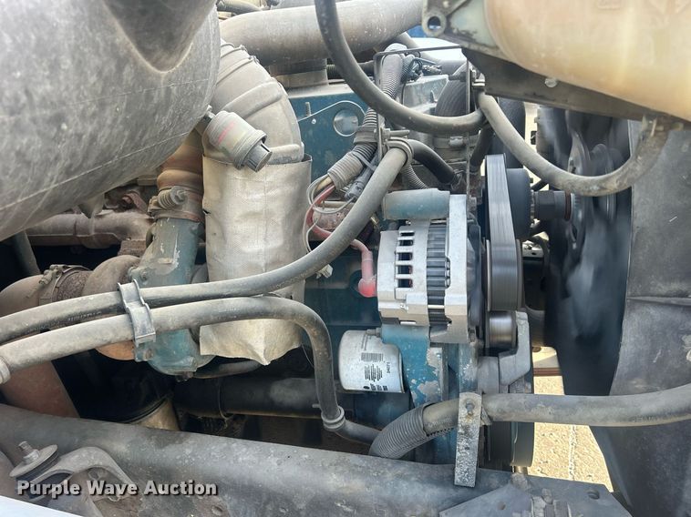 image for item MO9288 2001 International  4700 flatbed truck