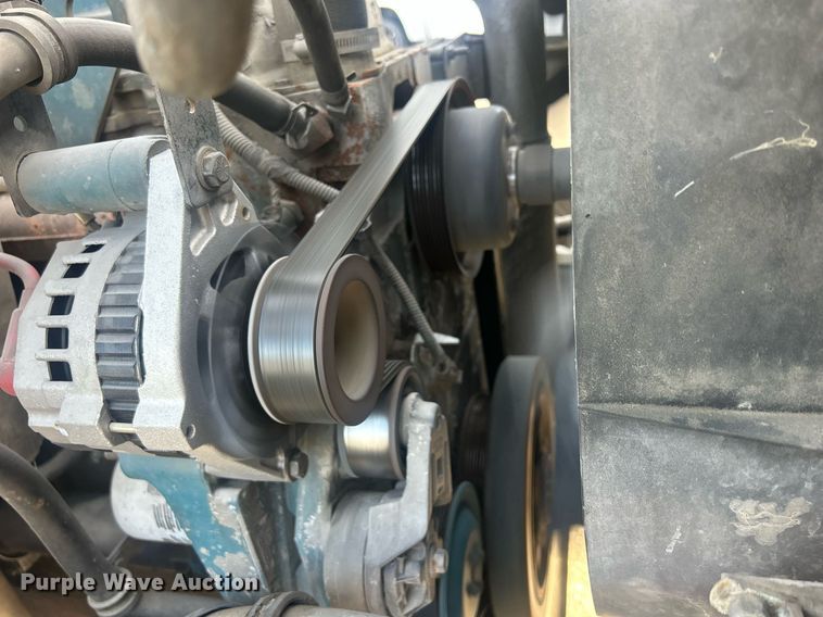 image for item MO9288 2001 International  4700 flatbed truck