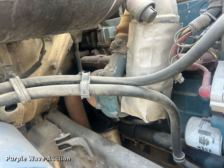 image for item MO9288 2001 International  4700 flatbed truck