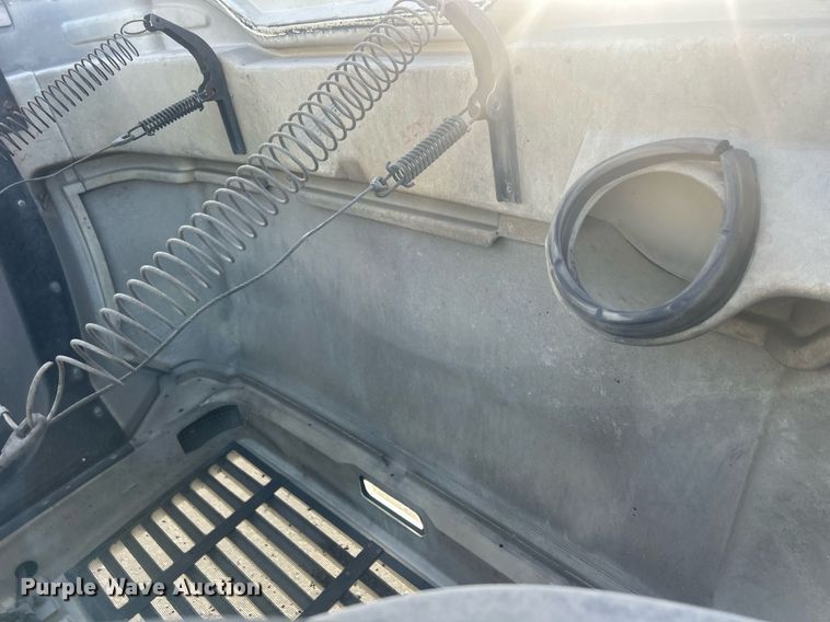 image for item MO9288 2001 International  4700 flatbed truck