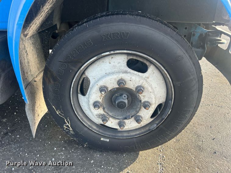 image for item MO9288 2001 International  4700 flatbed truck