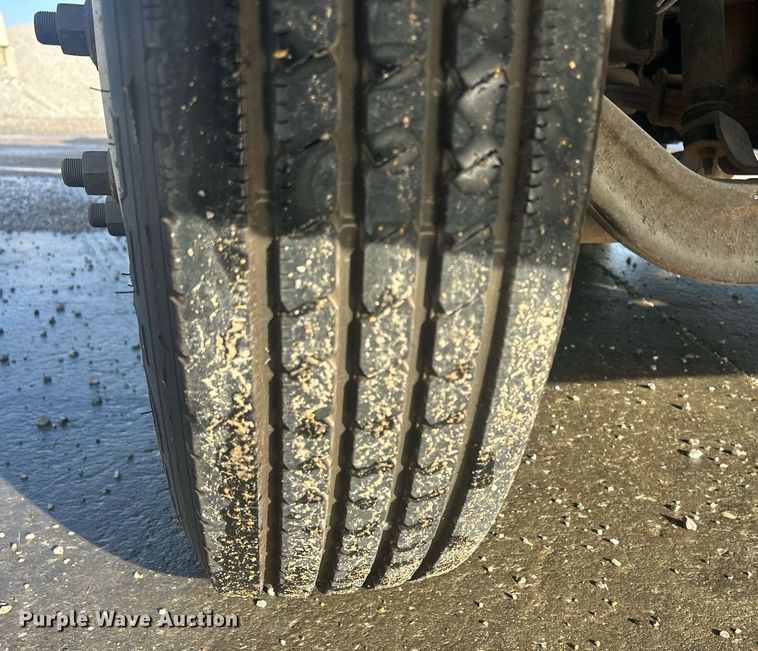 image for item MO9288 2001 International  4700 flatbed truck