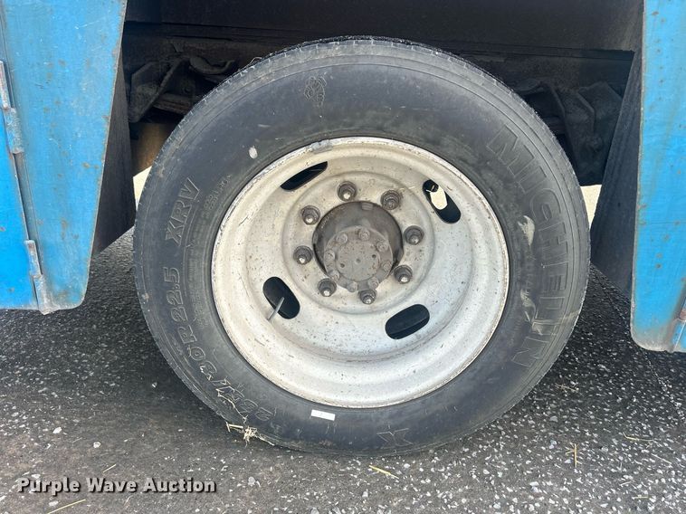 image for item MO9288 2001 International  4700 flatbed truck