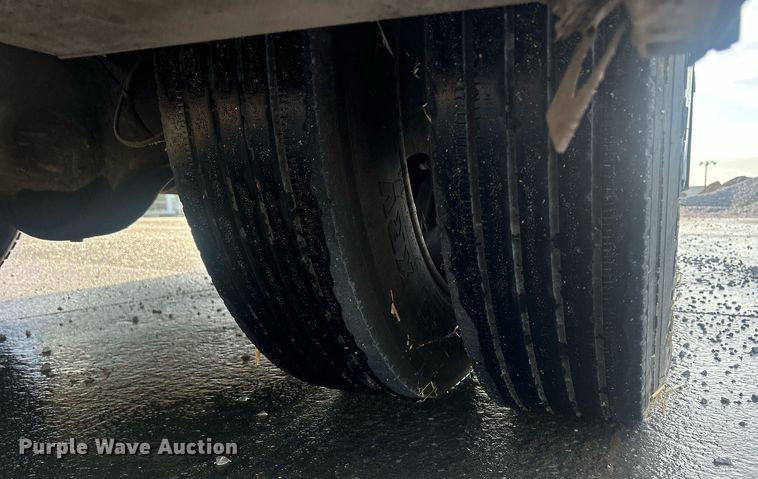 image for item MO9288 2001 International  4700 flatbed truck