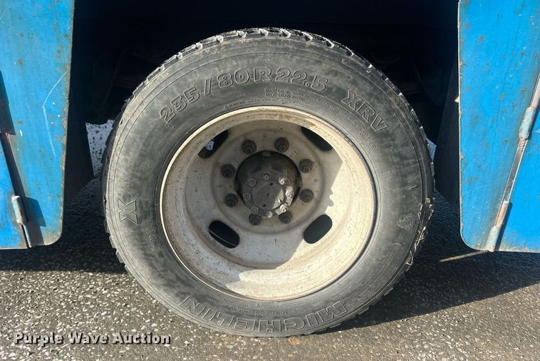 image for item MO9288 2001 International  4700 flatbed truck