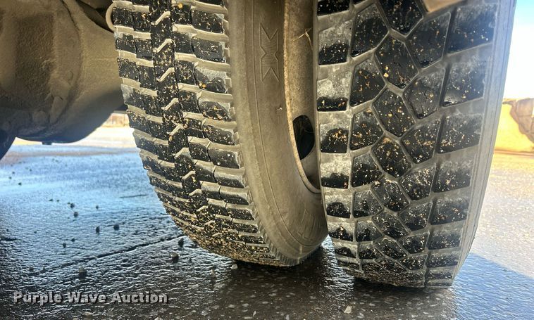 image for item MO9288 2001 International  4700 flatbed truck