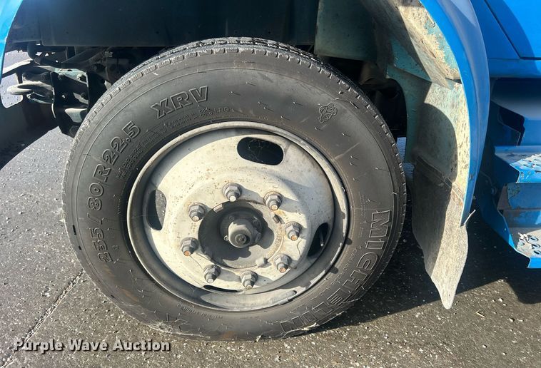 image for item MO9288 2001 International  4700 flatbed truck