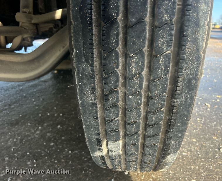 image for item MO9288 2001 International  4700 flatbed truck