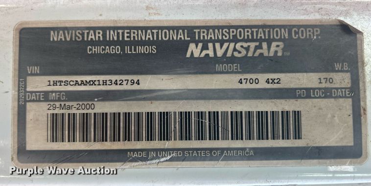 image for item MO9288 2001 International  4700 flatbed truck