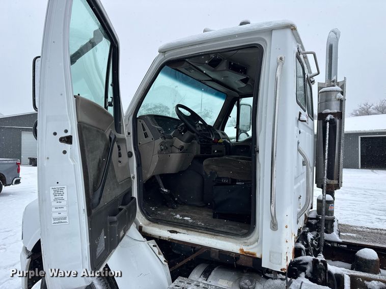 image for item OG9753 2002 Sterling A9500 truck cab and chassis