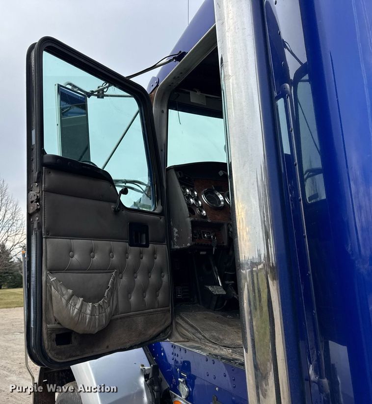 image for item OG9785 2001 Kenworth  T800 semi truck