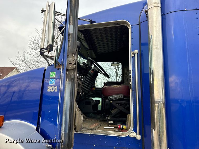 image for item OG9785 2001 Kenworth  T800 semi truck