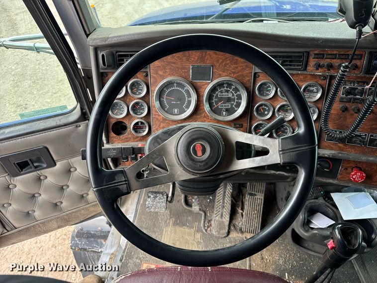 image for item OG9785 2001 Kenworth  T800 semi truck