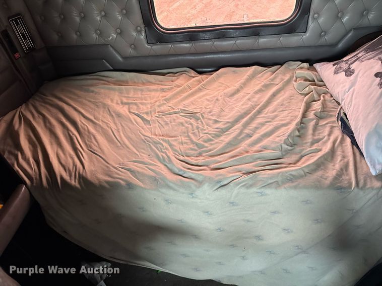 image for item OG9785 2001 Kenworth  T800 semi truck