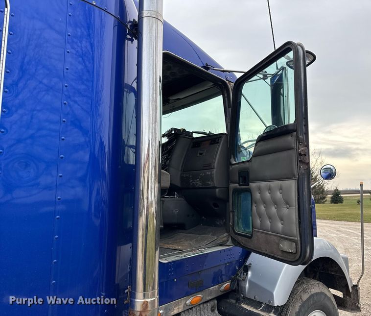 image for item OG9785 2001 Kenworth  T800 semi truck