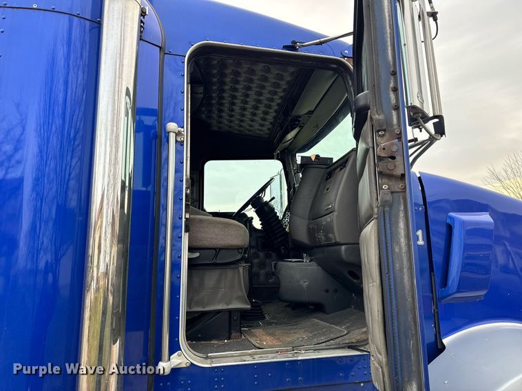 image for item OG9785 2001 Kenworth  T800 semi truck