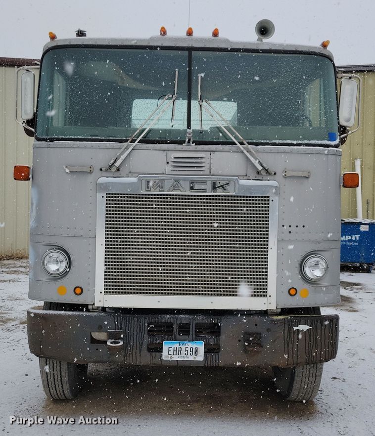 image for item OH9477 1983 Mack WS700 Cruise-Liner semi truck