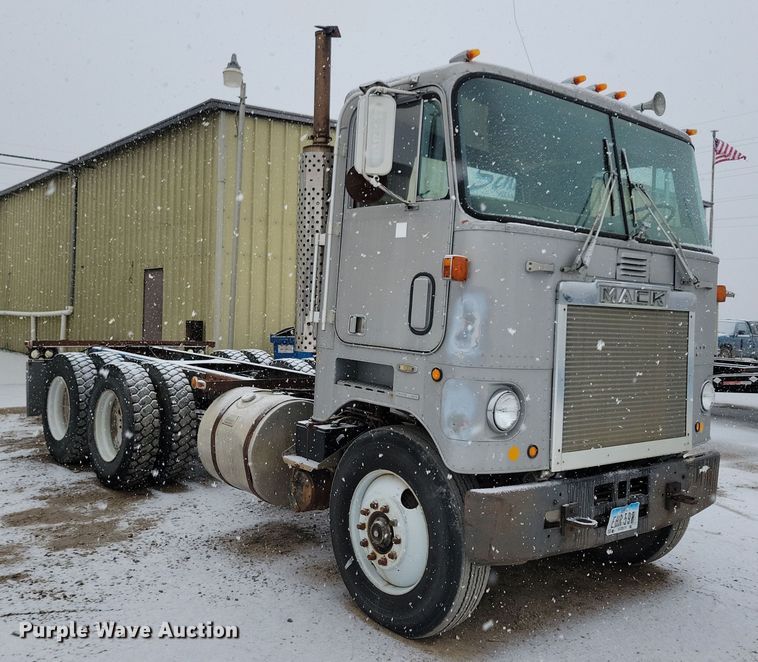 image for item OH9477 1983 Mack WS700 Cruise-Liner semi truck