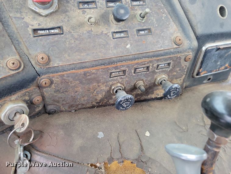 image for item OH9477 1983 Mack WS700 Cruise-Liner semi truck