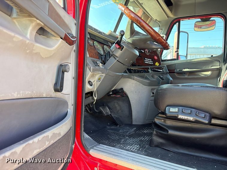 image for item OK9451 2005 Freightliner Century Class  semi truck