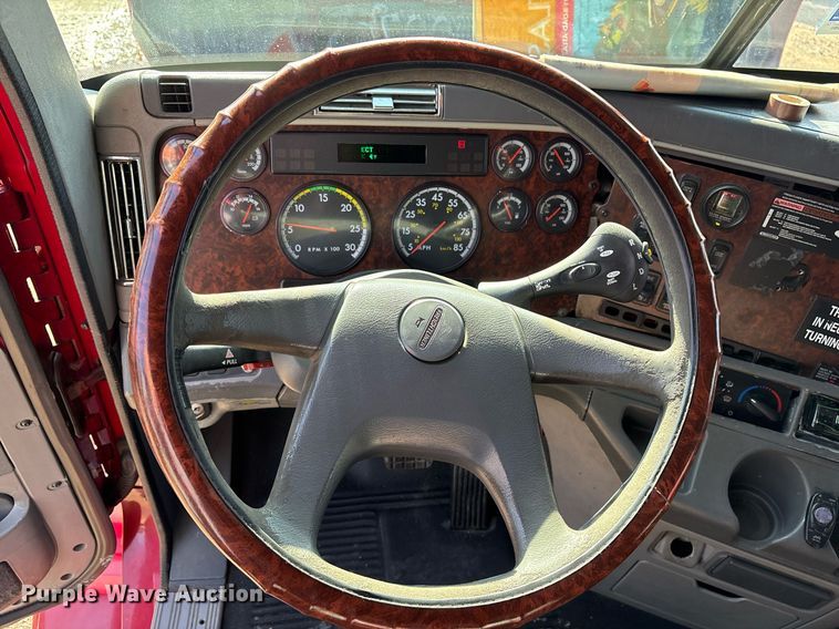 image for item OK9451 2005 Freightliner Century Class  semi truck