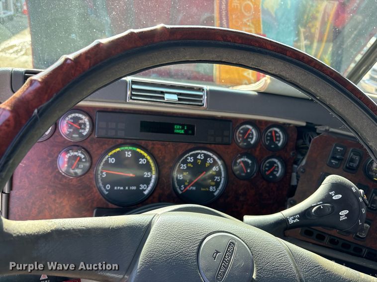 image for item OK9451 2005 Freightliner Century Class  semi truck