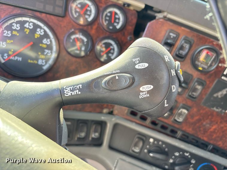 image for item OK9451 2005 Freightliner Century Class  semi truck