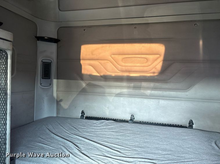 image for item OK9451 2005 Freightliner Century Class  semi truck